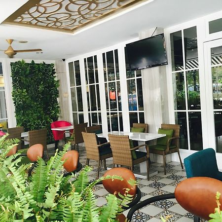 Hotel Feodora Grogol Джакарта Екстериор снимка